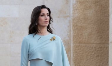 “نبت السيوف وحد سيفك ما نبا”… لمسة من فيروز في إطلالة رجوة الحسين