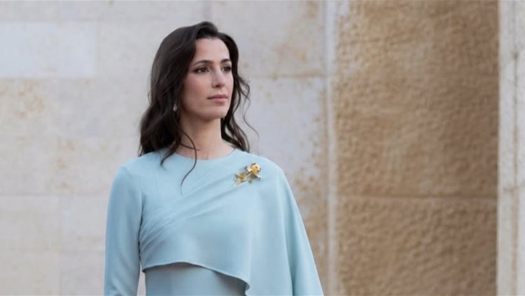 “نبت السيوف وحد سيفك ما نبا”… لمسة من فيروز في إطلالة رجوة الحسين