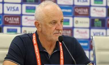 الاتحاد العراقي يحسم موقف استمرار غراهام أرنولد مع المنتخب الوطني