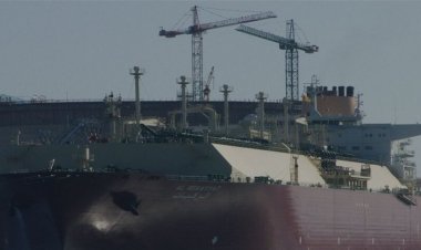 استهداف ناقلة نفط قطرية قبالة عمان رغم مرافقة البحرية الأمريكية لها